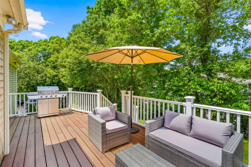 Enjoy a relaxed Cape Cod stay in Sandwich, with three bedrooms, a private backyard, fire pit, outdoor play area, and a fully equipped kitchen. Spend your days exploring nearby beaches, the Sandwich Boardwalk, local restaurants, and Mashpee Commons, then return home to unwind, grill, or gather around the fire.