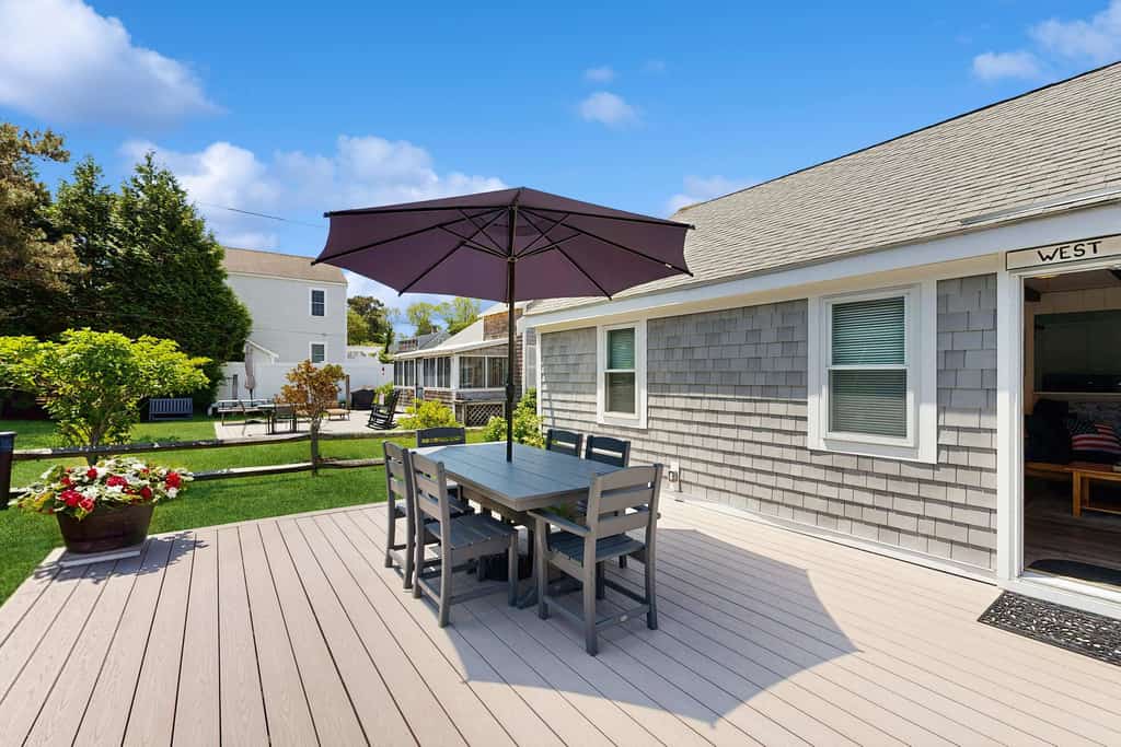 Adorable Cottage With Patio & Walk to Sea St Beach