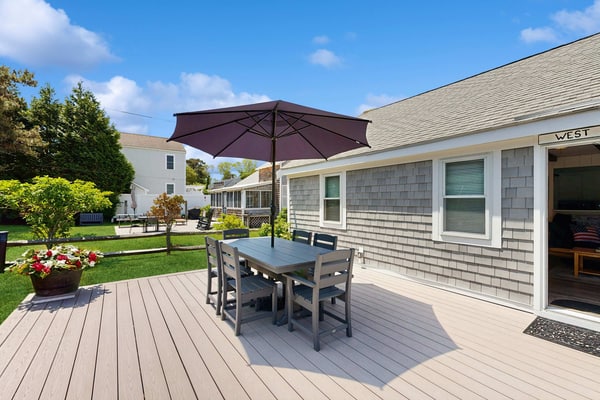 Adorable Cottage With Patio & Walk to Sea St Beach