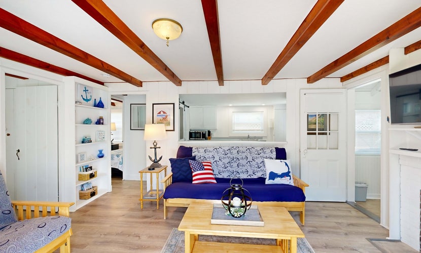 Adorable Cottage With Patio & Walk to Sea St Beach