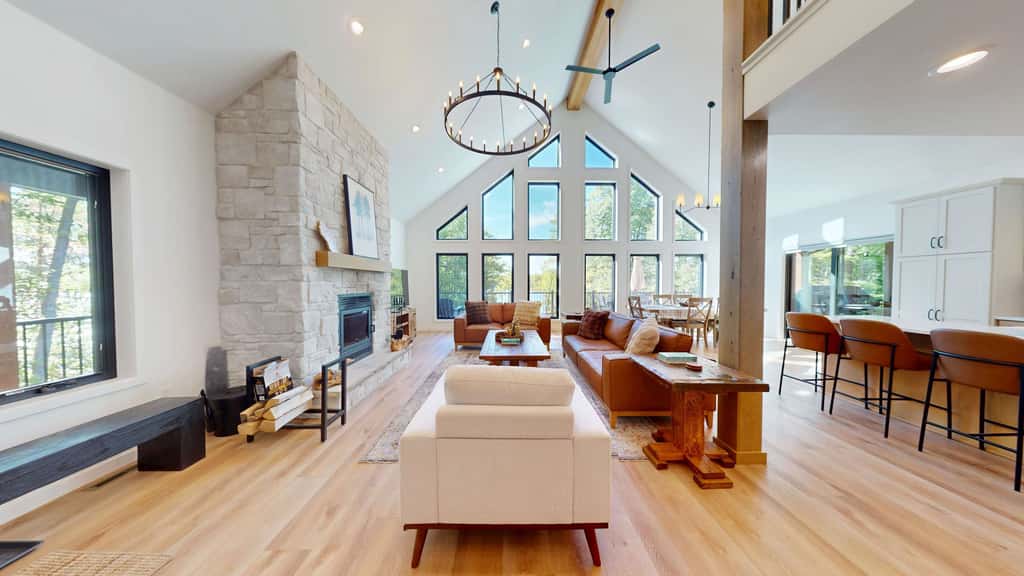 Lakefront Retreat - dock, fire pit, kayaks, gas grill, WIFI & more
