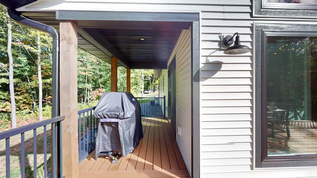 Lakefront Retreat - dock, fire pit, kayaks, gas grill, WIFI & more