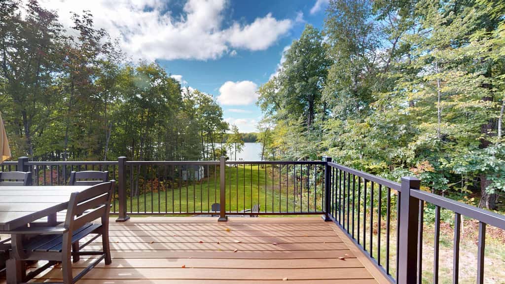 Lakefront Retreat - dock, fire pit, kayaks, gas grill, WIFI & more