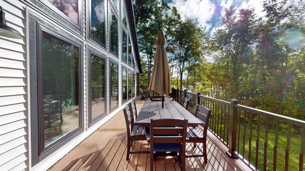 Lakefront Retreat - dock, fire pit, kayaks, gas grill, WIFI & more