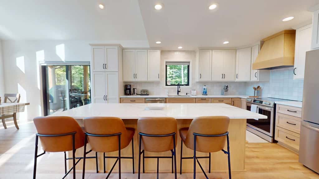 Lakefront Retreat - dock, fire pit, kayaks, gas grill, WIFI & more