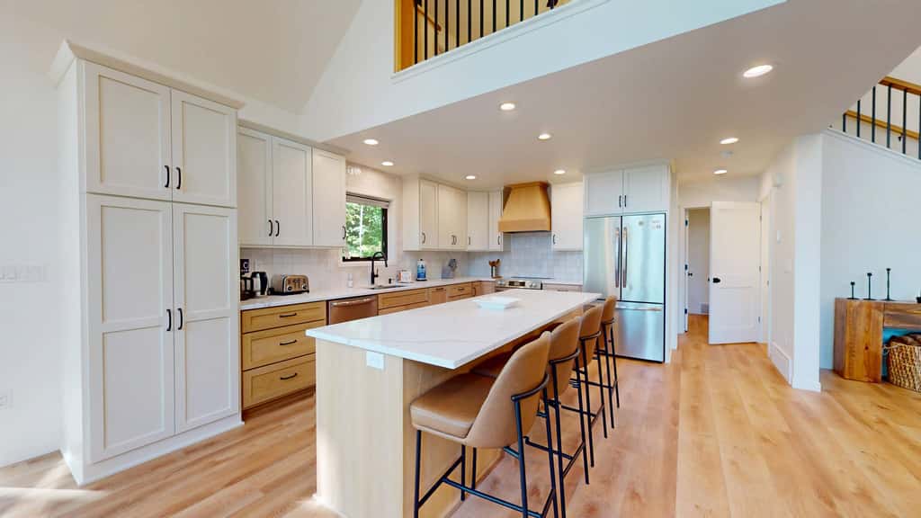 Lakefront Retreat - dock, fire pit, kayaks, gas grill, WIFI & more