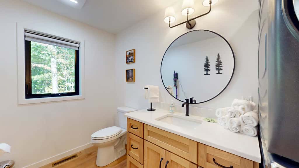 Lakefront Retreat - dock, fire pit, kayaks, gas grill, WIFI & more