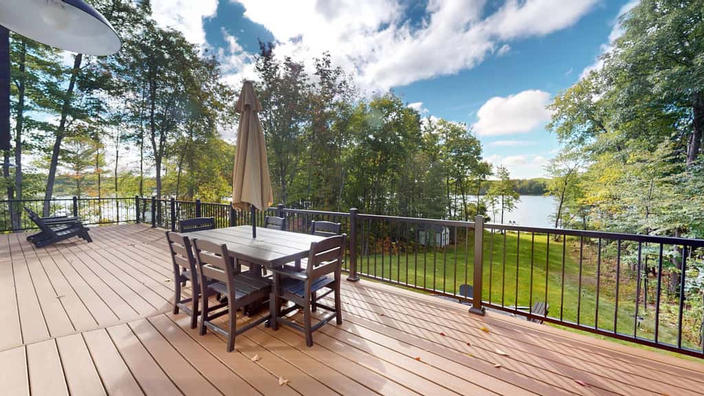 Lakefront Retreat - dock, fire pit, kayaks, gas grill, WIFI & more