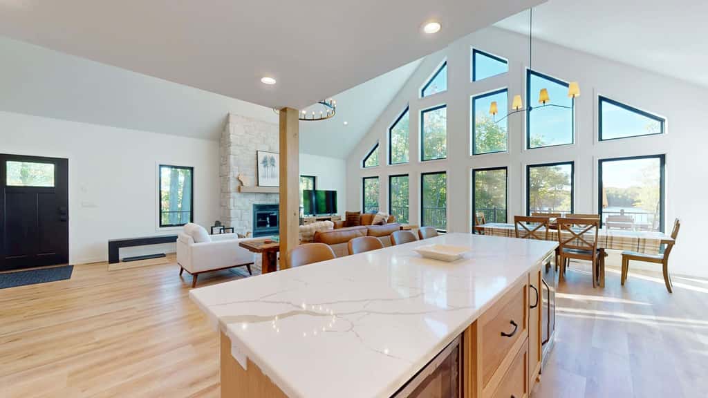 Lakefront Retreat - dock, fire pit, kayaks, gas grill, WIFI & more