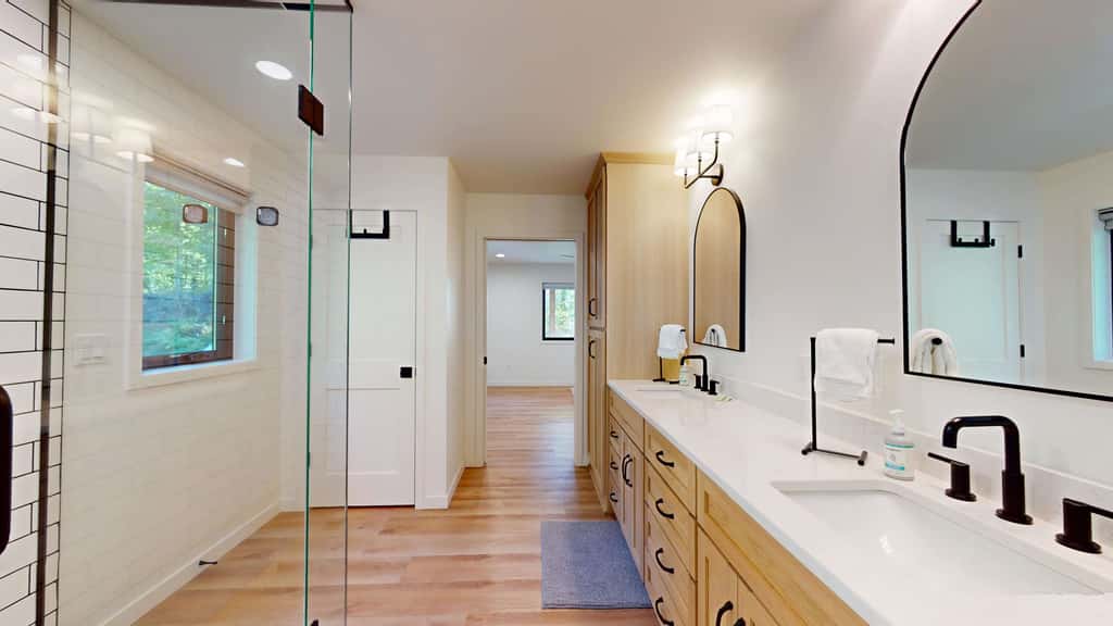 Lakefront Retreat - dock, fire pit, kayaks, gas grill, WIFI & more