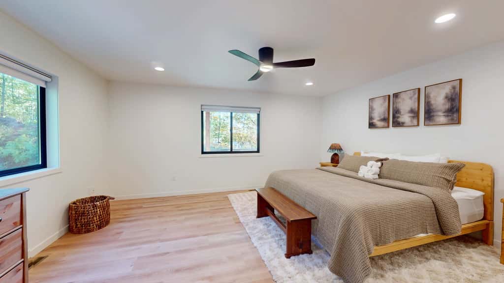 Lakefront Retreat - dock, fire pit, kayaks, gas grill, WIFI & more