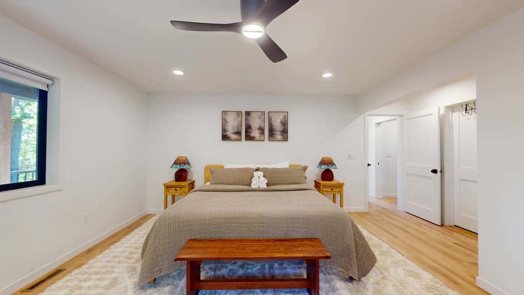 Lakefront Retreat - dock, fire pit, kayaks, gas grill, WIFI & more