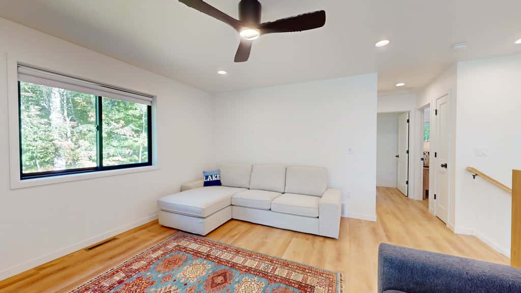 Lakefront Retreat - dock, fire pit, kayaks, gas grill, WIFI & more