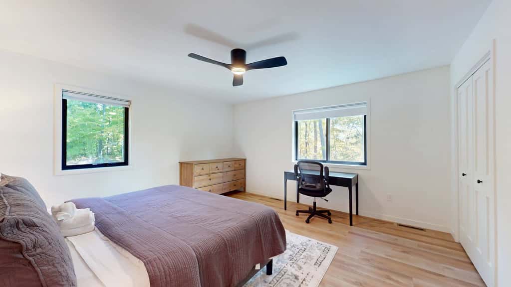 Lakefront Retreat - dock, fire pit, kayaks, gas grill, WIFI & more
