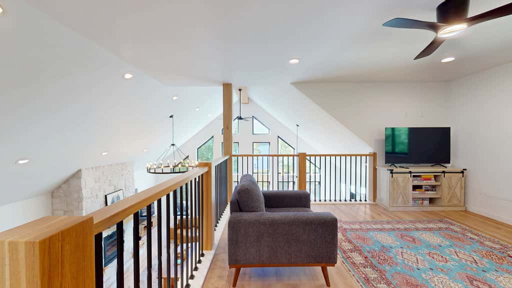 Lakefront Retreat - dock, fire pit, kayaks, gas grill, WIFI & more