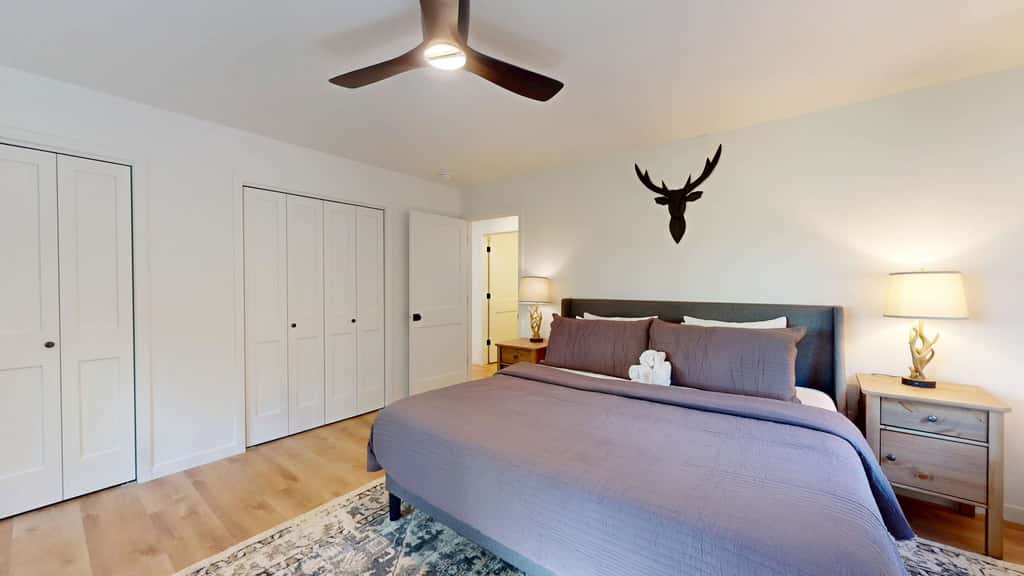 Lakefront Retreat - dock, fire pit, kayaks, gas grill, WIFI & more