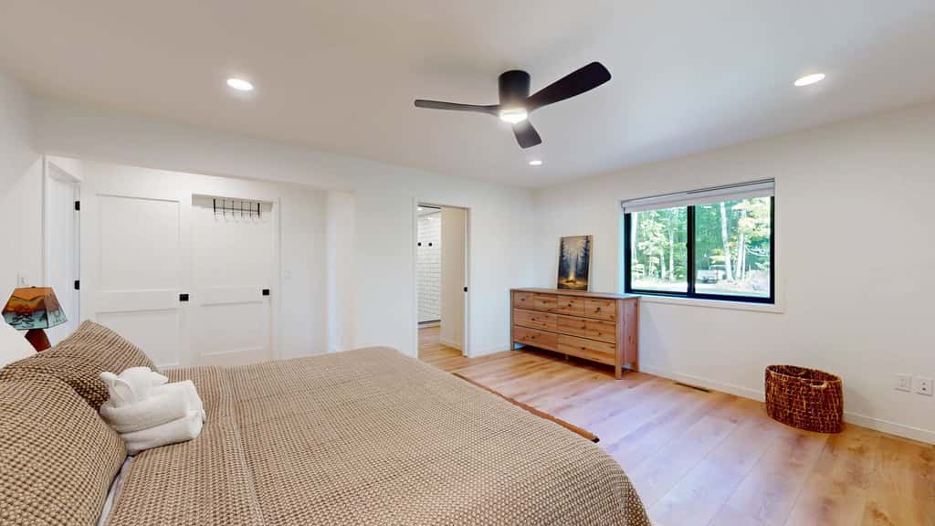 Lakefront Retreat - dock, fire pit, kayaks, gas grill, WIFI & more
