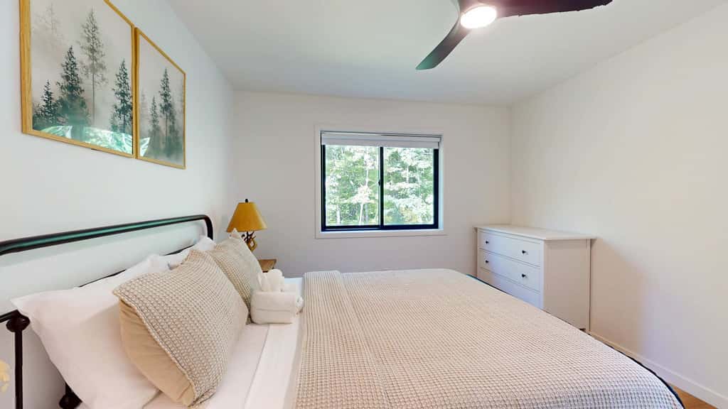 Lakefront Retreat - dock, fire pit, kayaks, gas grill, WIFI & more