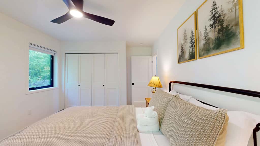 Lakefront Retreat - dock, fire pit, kayaks, gas grill, WIFI & more