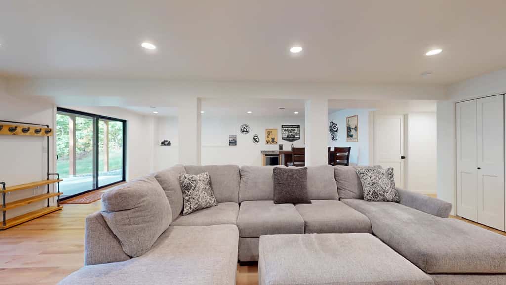 Lakefront Retreat - dock, fire pit, kayaks, gas grill, WIFI & more