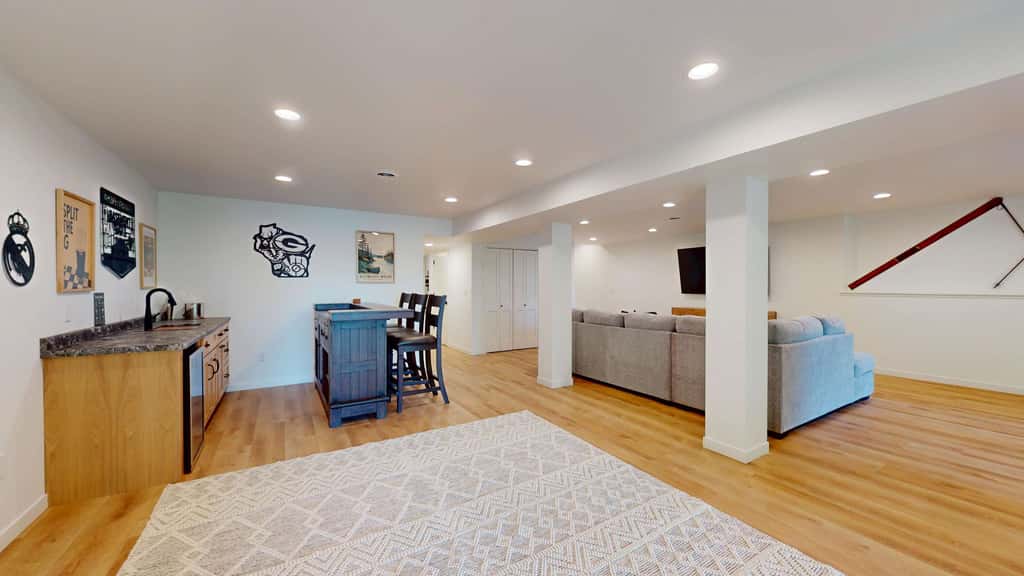 Lakefront Retreat - dock, fire pit, kayaks, gas grill, WIFI & more