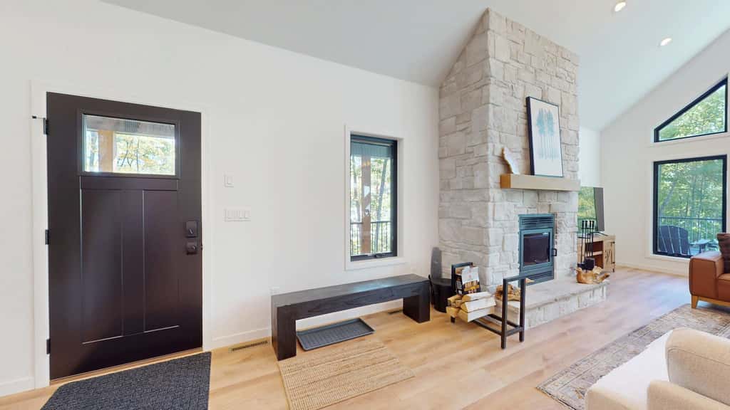 Lakefront Retreat - dock, fire pit, kayaks, gas grill, WIFI & more