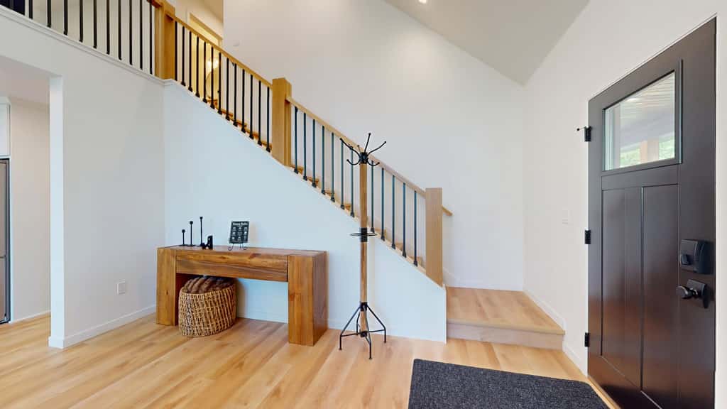 Lakefront Retreat - dock, fire pit, kayaks, gas grill, WIFI & more