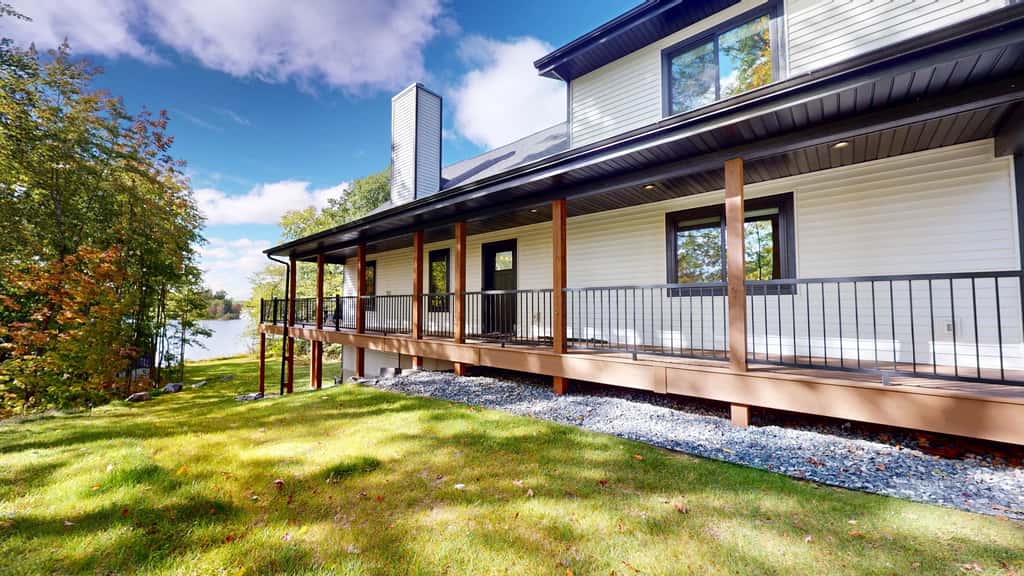 Lakefront Retreat - dock, fire pit, kayaks, gas grill, WIFI & more
