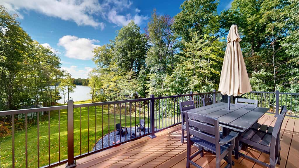 Lakefront Retreat - dock, fire pit, kayaks, gas grill, WIFI & more
