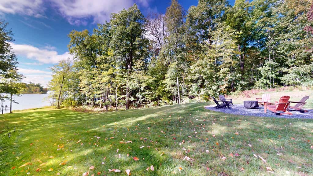 Lakefront Retreat - dock, fire pit, kayaks, gas grill, WIFI & more