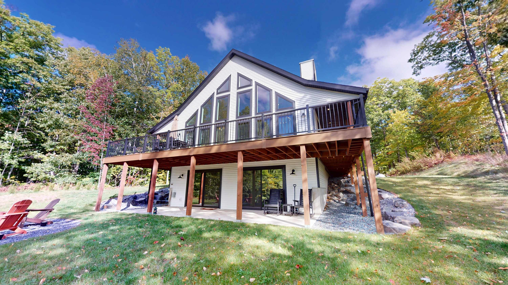 Lakefront Retreat - dock, fire pit, kayaks, gas grill, WIFI & more