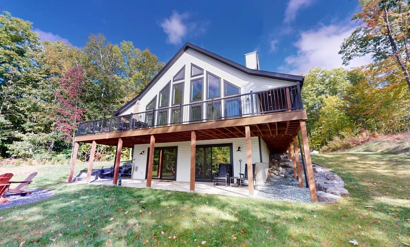 Lakefront Retreat - dock, fire pit, kayaks, gas grill, WIFI & more