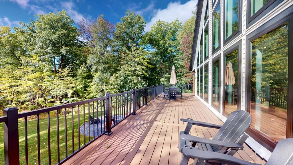 Lakefront Retreat - dock, fire pit, kayaks, gas grill, WIFI & more
