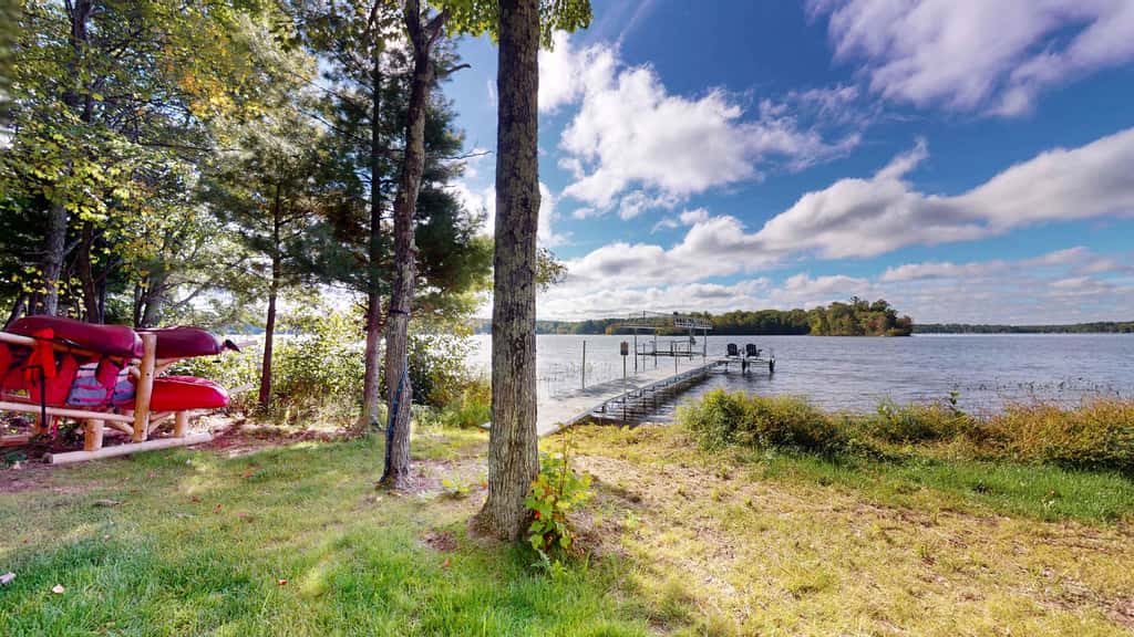Lakefront Retreat - dock, fire pit, kayaks, gas grill, WIFI & more