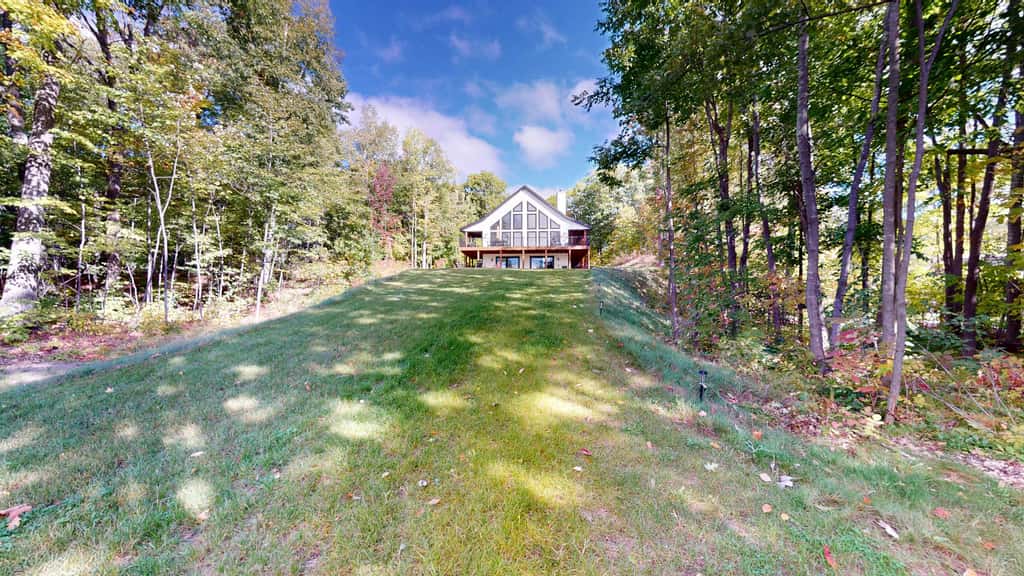 Lakefront Retreat - dock, fire pit, kayaks, gas grill, WIFI & more