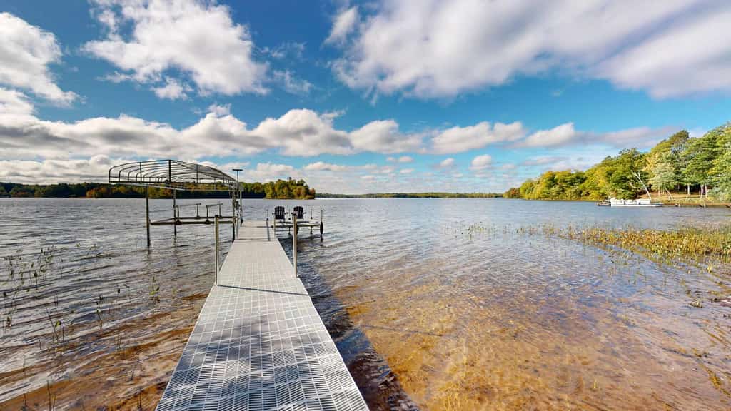 Lakefront Retreat - dock, fire pit, kayaks, gas grill, WIFI & more