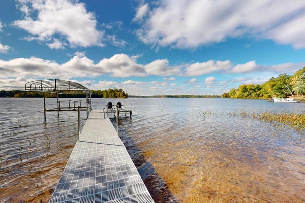 Lakefront Retreat - dock, fire pit, kayaks, gas grill, WIFI & more