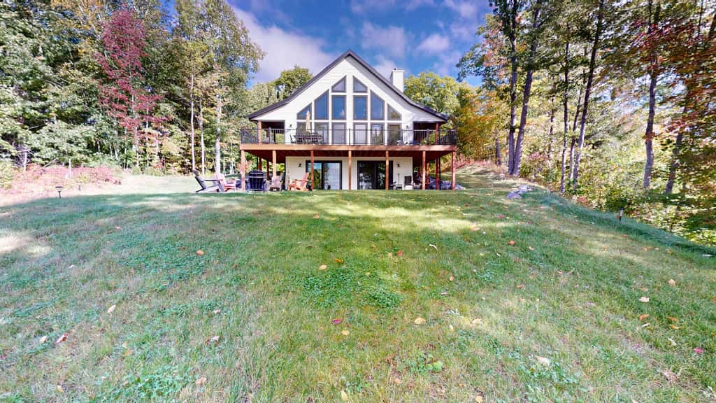 Lakefront Retreat - dock, fire pit, kayaks, gas grill, WIFI & more