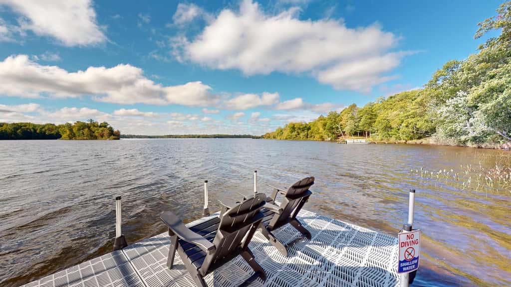 Lakefront Retreat - dock, fire pit, kayaks, gas grill, WIFI & more
