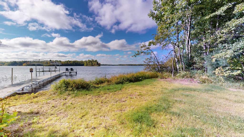 Lakefront Retreat - dock, fire pit, kayaks, gas grill, WIFI & more
