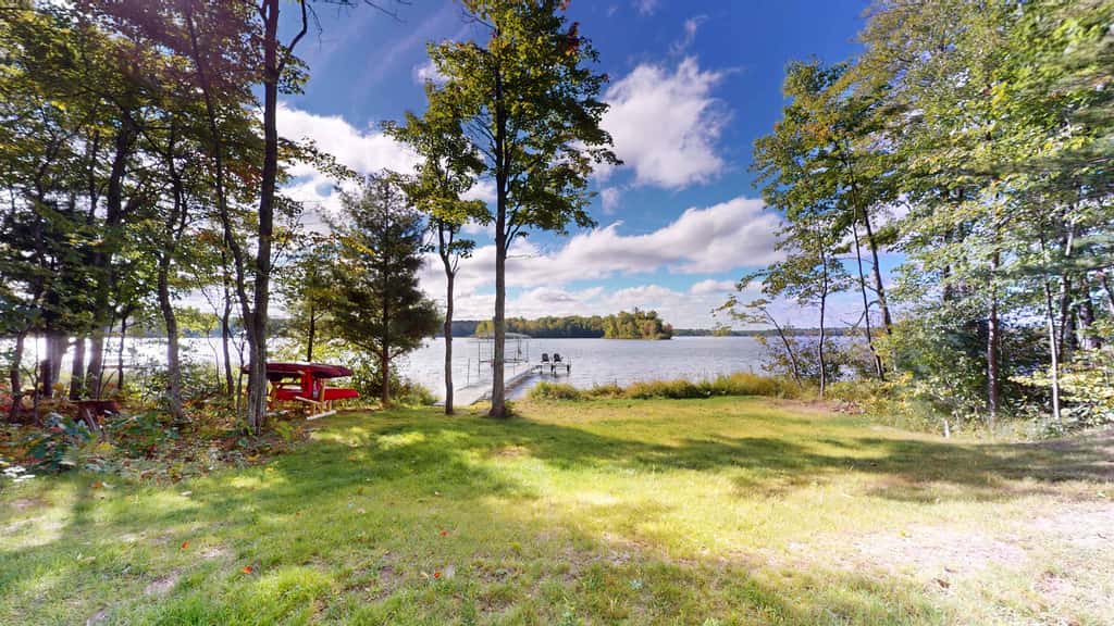 Lakefront Retreat - dock, fire pit, kayaks, gas grill, WIFI & more
