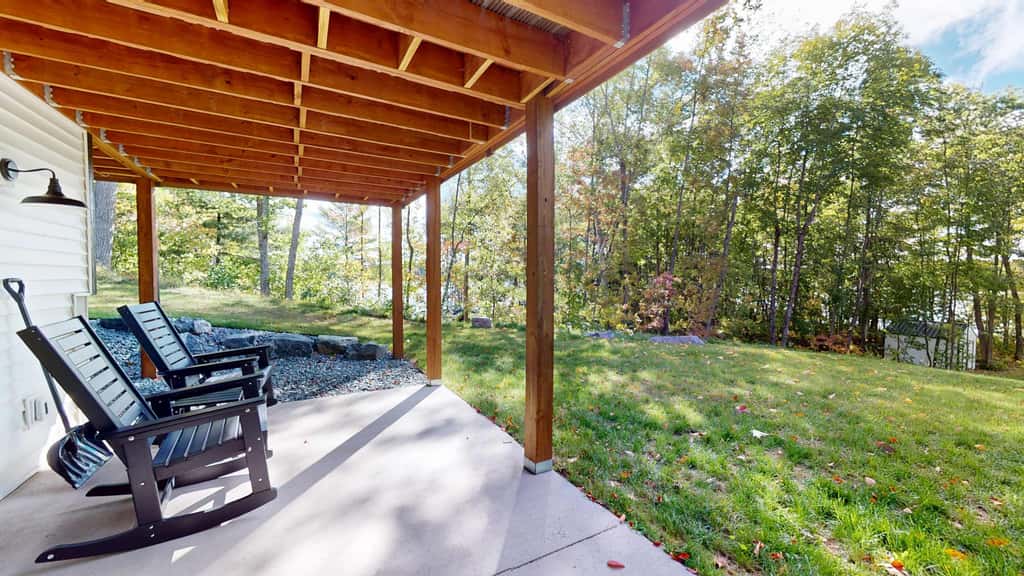 Lakefront Retreat - dock, fire pit, kayaks, gas grill, WIFI & more