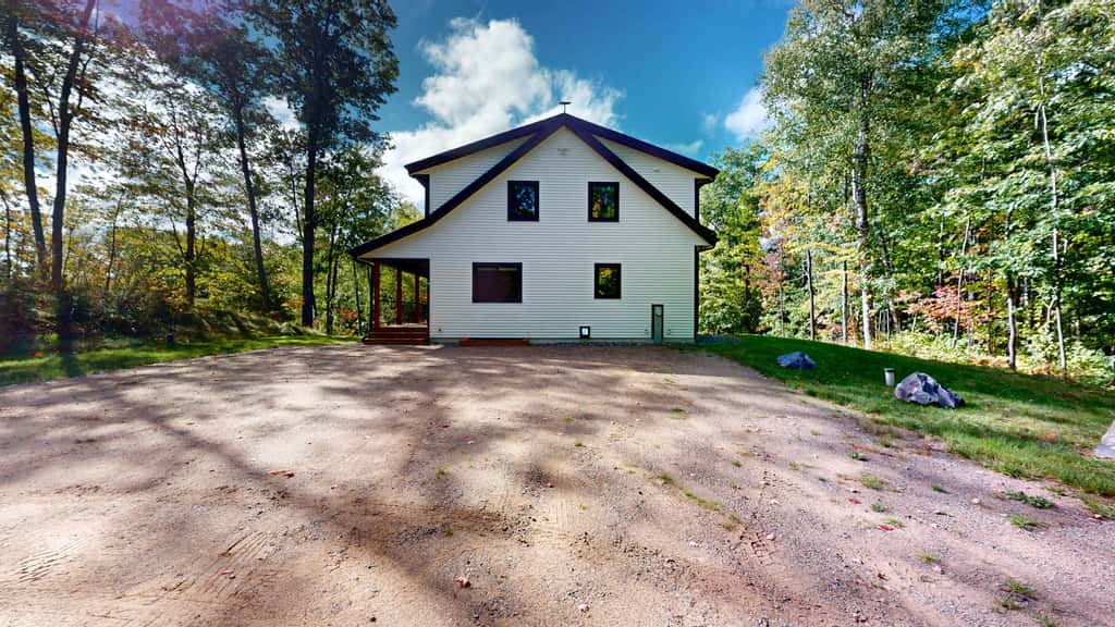 Lakefront Retreat - dock, fire pit, kayaks, gas grill, WIFI & more