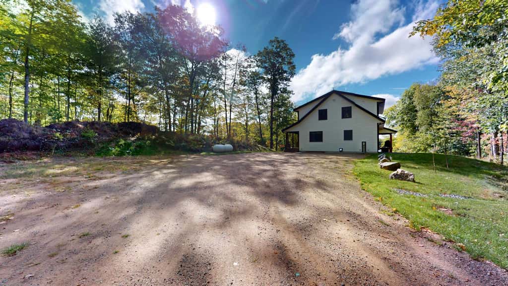Lakefront Retreat - dock, fire pit, kayaks, gas grill, WIFI & more