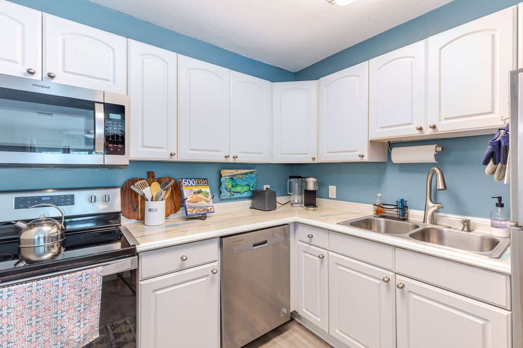 Canalfront condo with washer/dryer, boat dock and shared pool