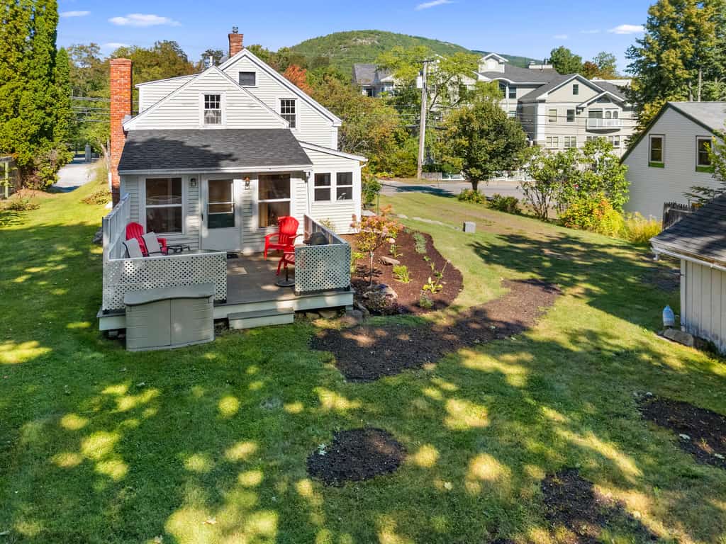 Zlatibor: 4BR Camden home with 2 baths, full kitchen, deck, WiFi, and parking.