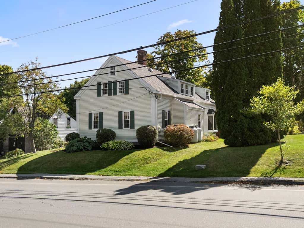 Zlatibor: 4BR Camden home with 2 baths, full kitchen, deck, WiFi, and parking.
