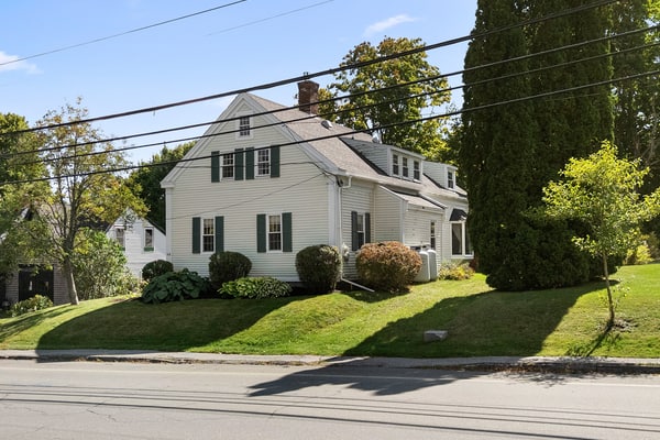 Zlatibor: 4BR Camden home with 2 baths, full kitchen, deck, WiFi, and parking.