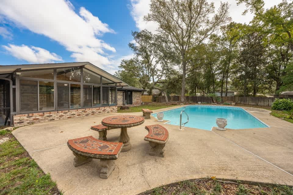 Pet Friendly Home with Private Pool, Home Gym, Ping Pong Table & Wifi 