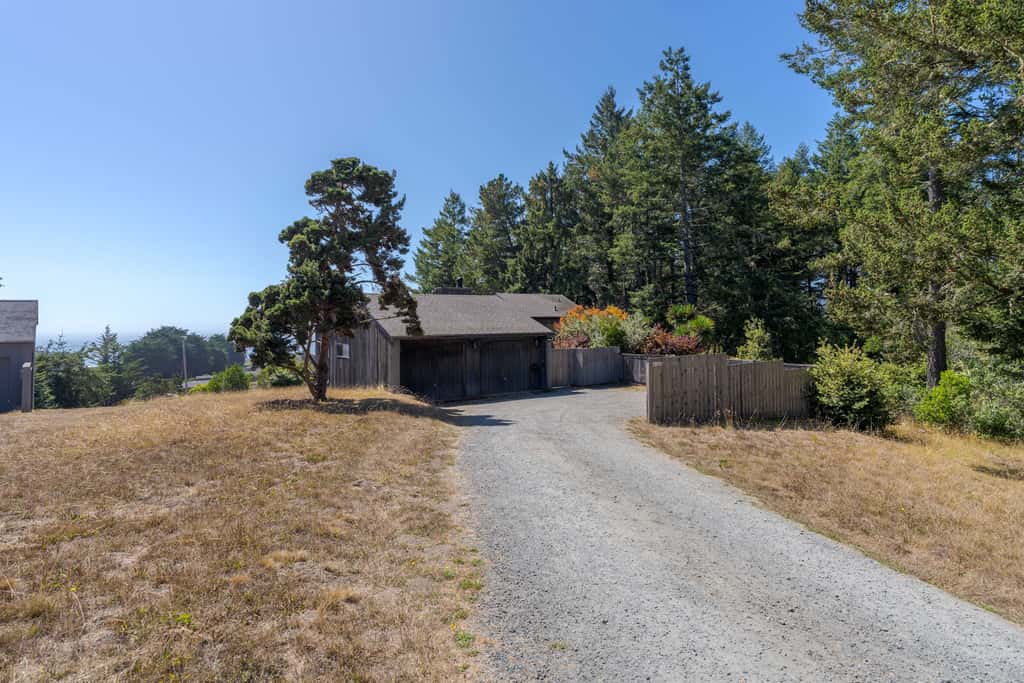 SeaBreeze Serenity - Sea Ranch ocean-view home with chef's kitchen, stone fireplace & private hot tub, dog friendly
